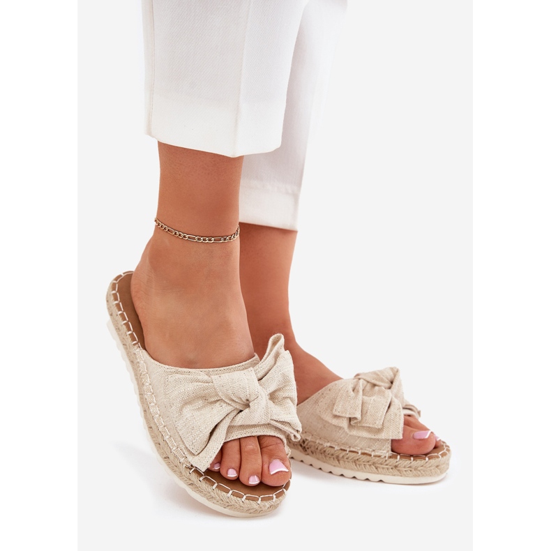 Kvinnors flip flops på plattformen med flät och beige bow 1