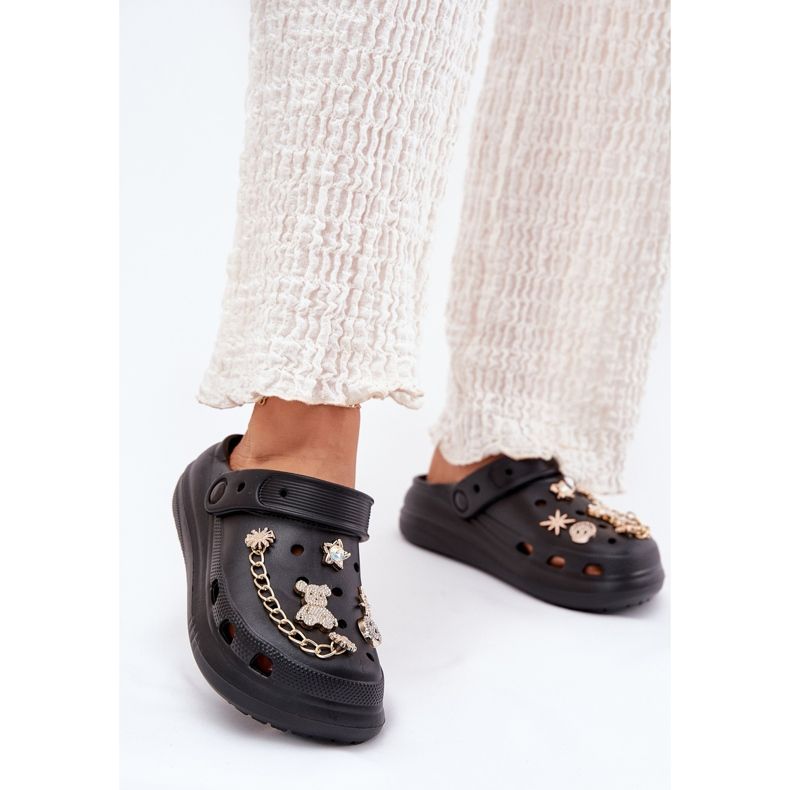 Kvinnors skum tofflor med svarta stift 2