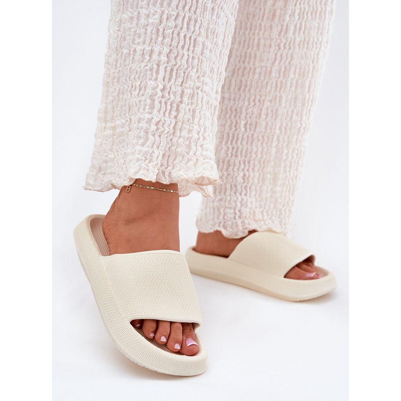 Kvinnors lätta skum tofflor på en tjock ecru -sula vit 2