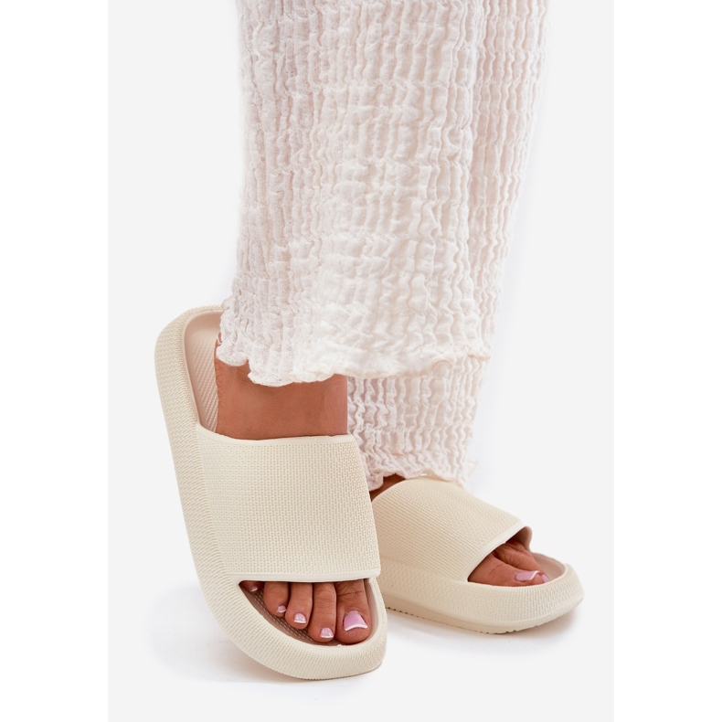 Kvinnors lätta skum tofflor på en tjock ecru -sula vit 1