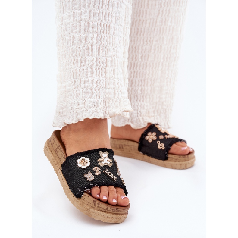 Kvinnors flip flops med gyllene stift på plattformen svart 2