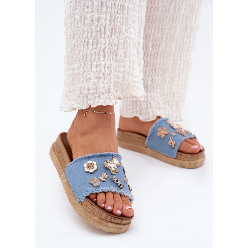 Kvinnors tofflor med gyllene stift på den blå plattformen 2