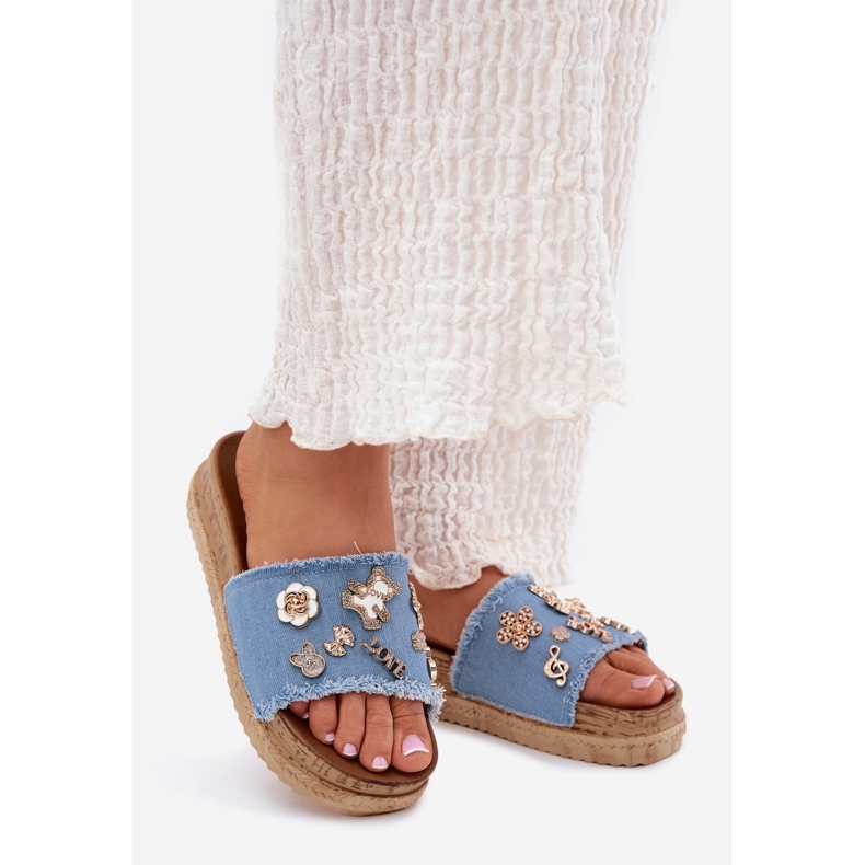 Kvinnors tofflor med gyllene stift på den blå plattformen 1