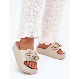 Kvinnors skum flip flops på plattformen med en båge och en mörk beige brosch 2