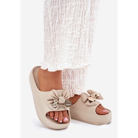 Kvinnors skum flip flops på plattformen med en båge och en mörk beige brosch 1