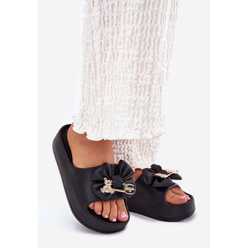 Kvinnors skum tofflor på plattformen med en båge och en svart brosch 1