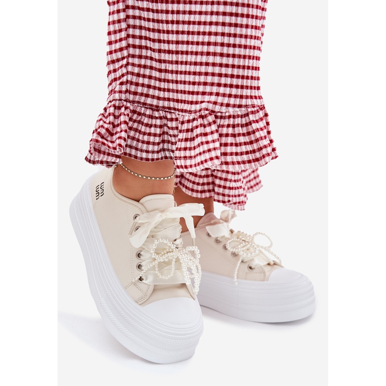 Kvinnors sneakers på plattformen med dekorativ snörning beige 1
