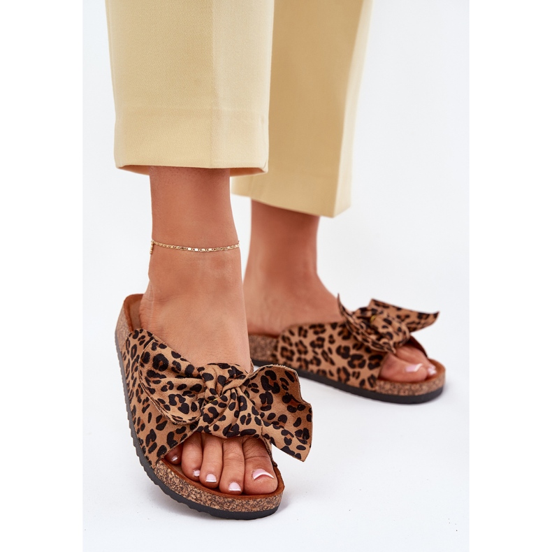 Kvinnors flip flops på en korksula med en bågskål brun 2