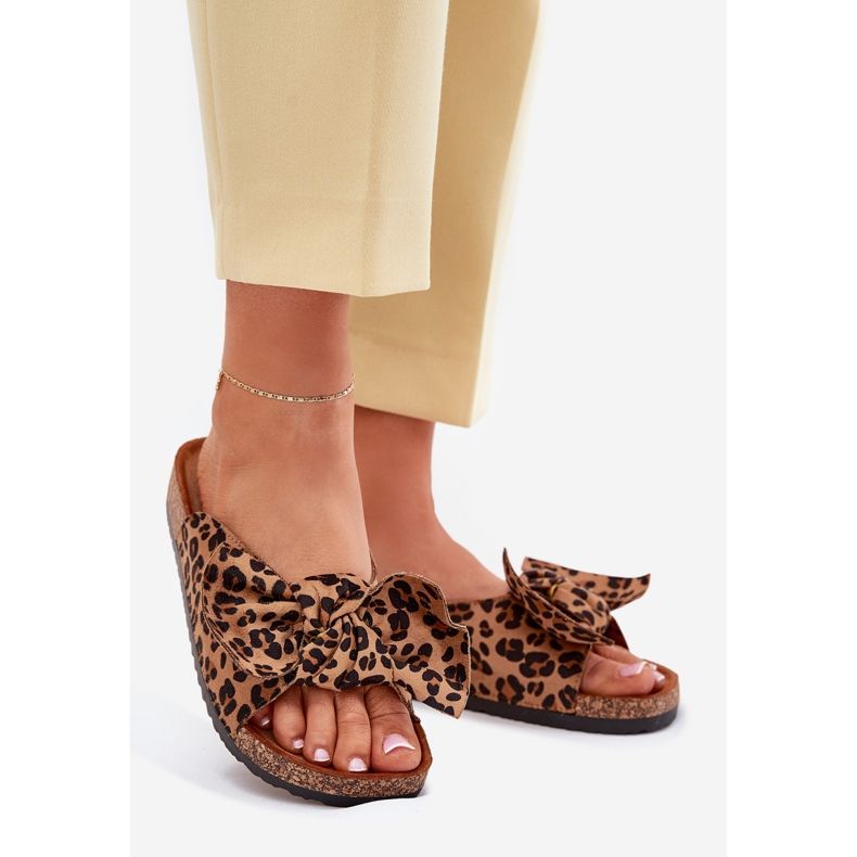 Kvinnors flip flops på en korksula med en bågskål brun 1