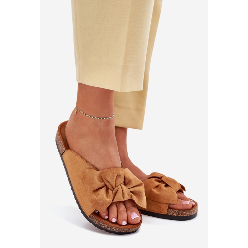 Kvinnors tofflor på en korksula med en kamelsbåge brun 1