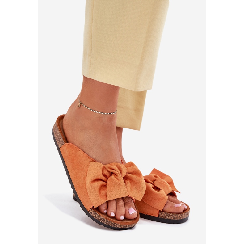 Kvinnors flip flops på korksulan med en orange båge 1