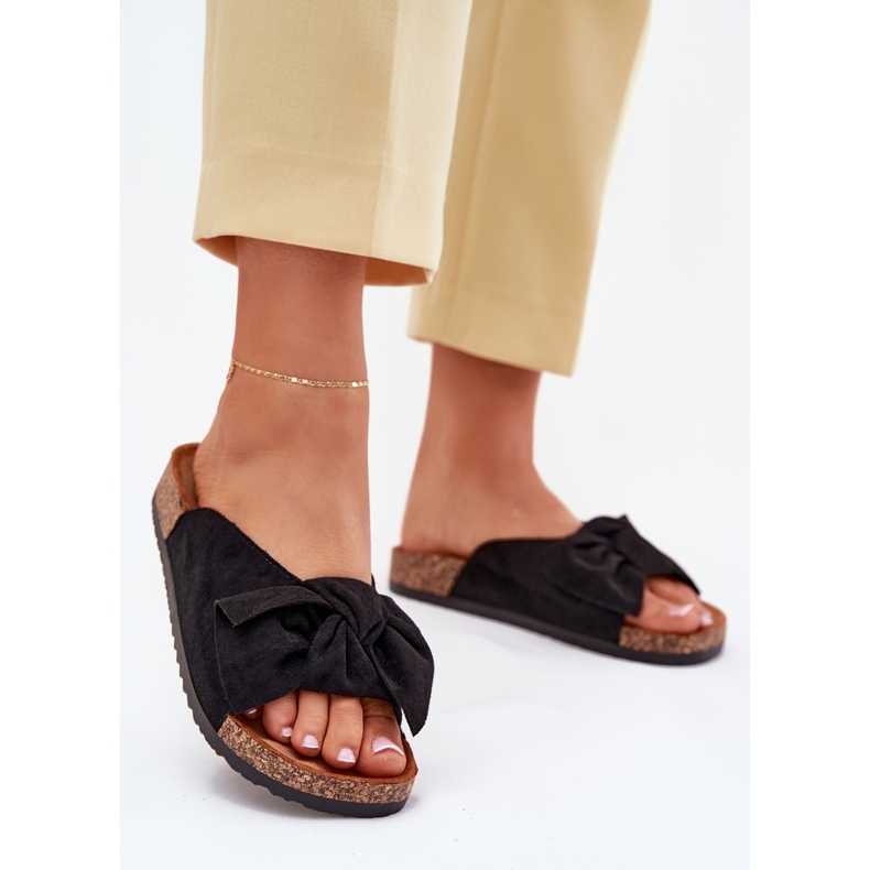 Kvinnors tofflor på en korksula med en svart båge 2