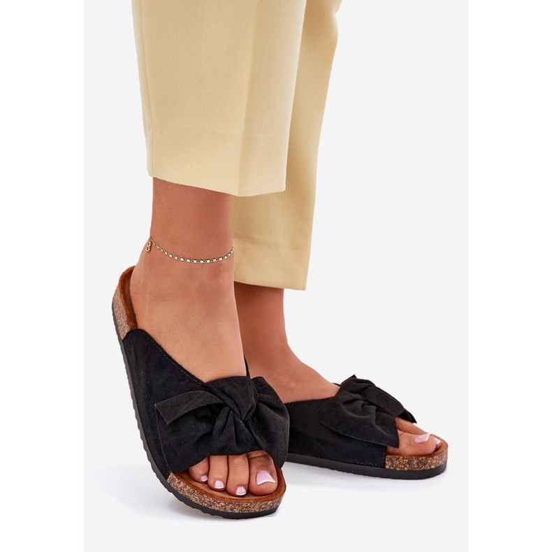 Kvinnors tofflor på en korksula med en svart båge 1