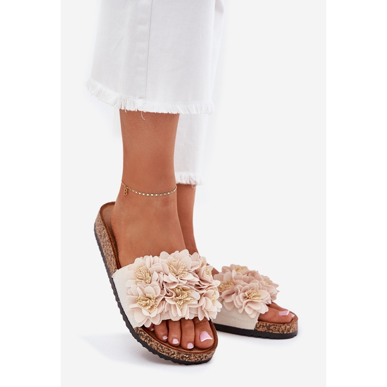 Kvinnors tofflor på en korksula med blommor beige 1