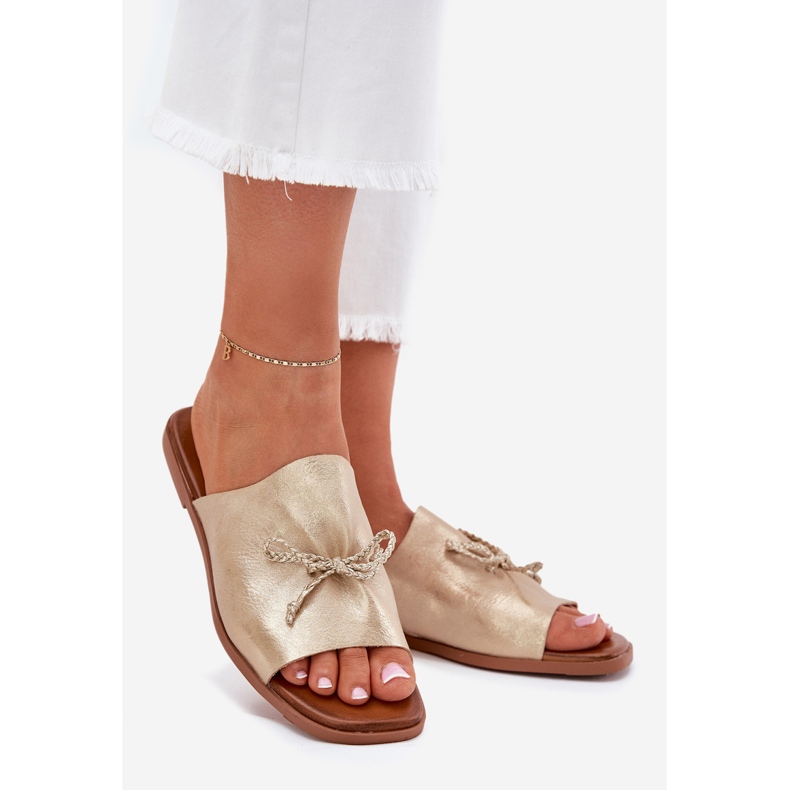 EVento Flat -hane kvinnors flip flops med en dekorativ guldbindning gyllene 1