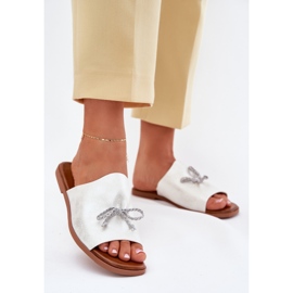 EVento Flat -hane kvinnors flip flops med en dekorativ silverbindning 2