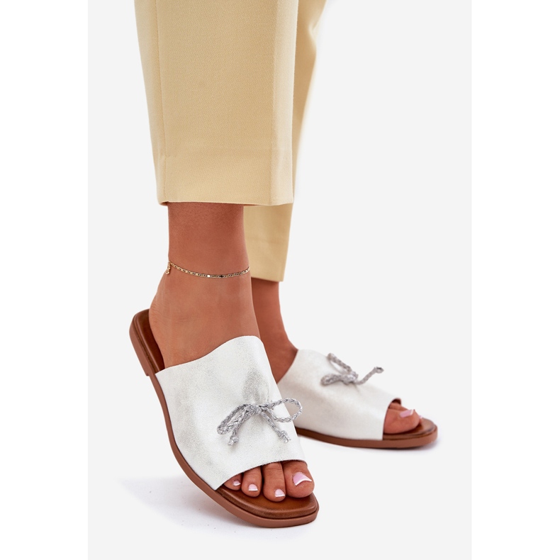 EVento Flat -hane kvinnors flip flops med en dekorativ silverbindning 1