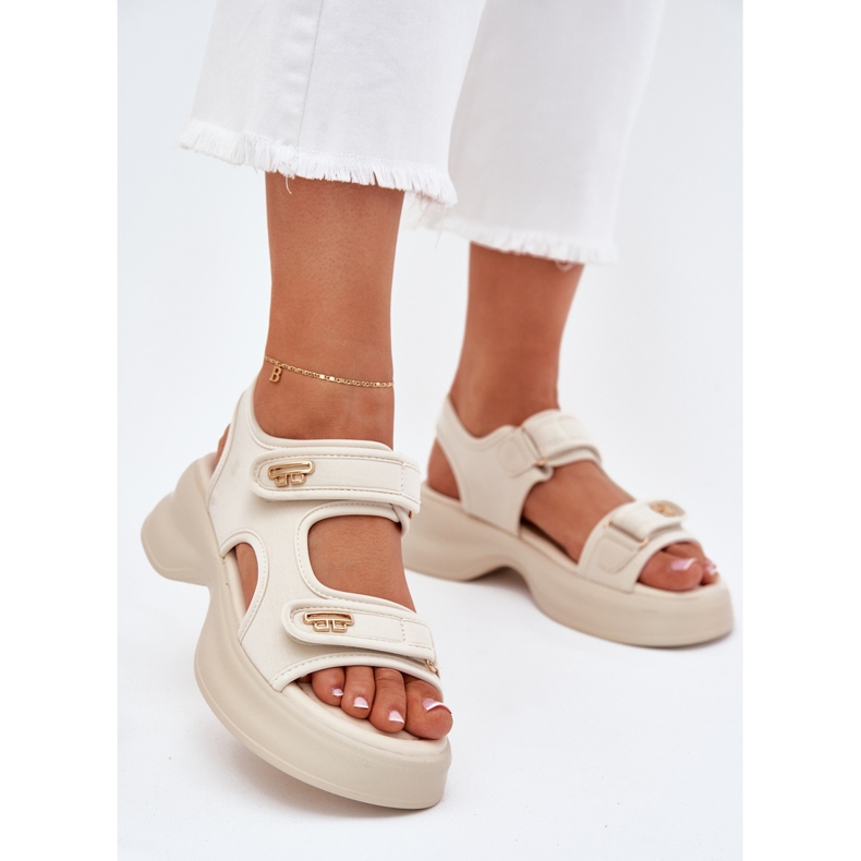 EVento Kvinnors sandaler med gyllene detaljer beige 2