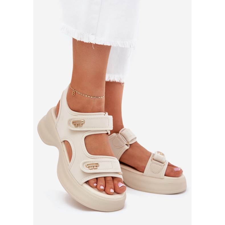 EVento Kvinnors sandaler med gyllene detaljer beige 1