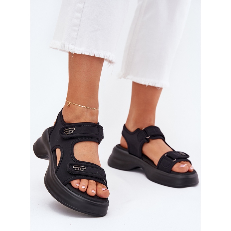 EVento Kvinnors sandaler med gyllene detaljer svart 2