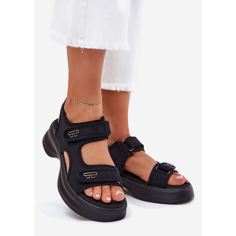 EVento Kvinnors sandaler med gyllene detaljer svart 1