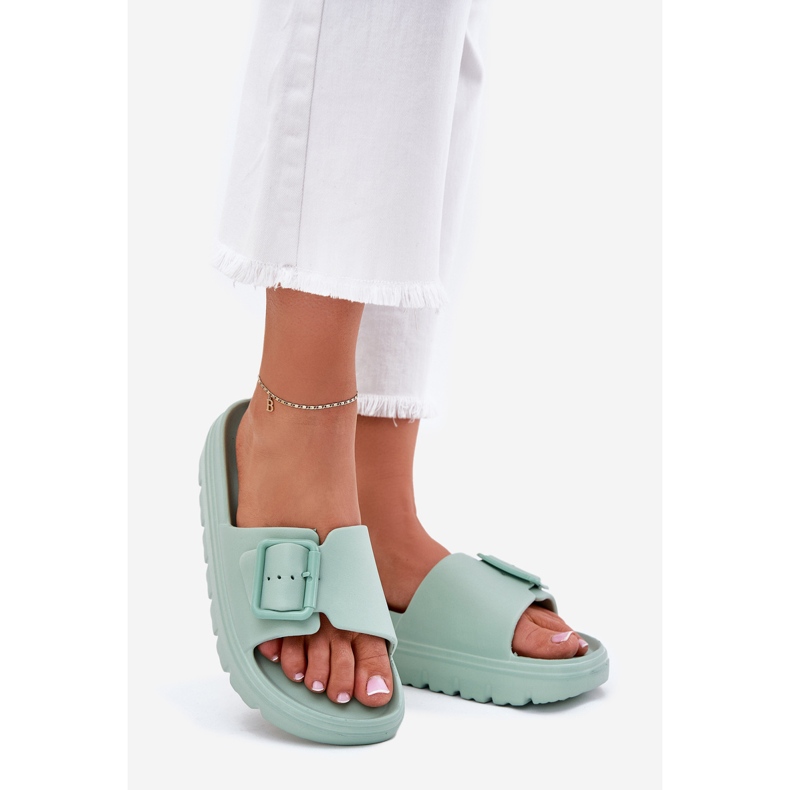 EVento Kvinnors skum flip flops på plattformen med ett grönt spänne 1