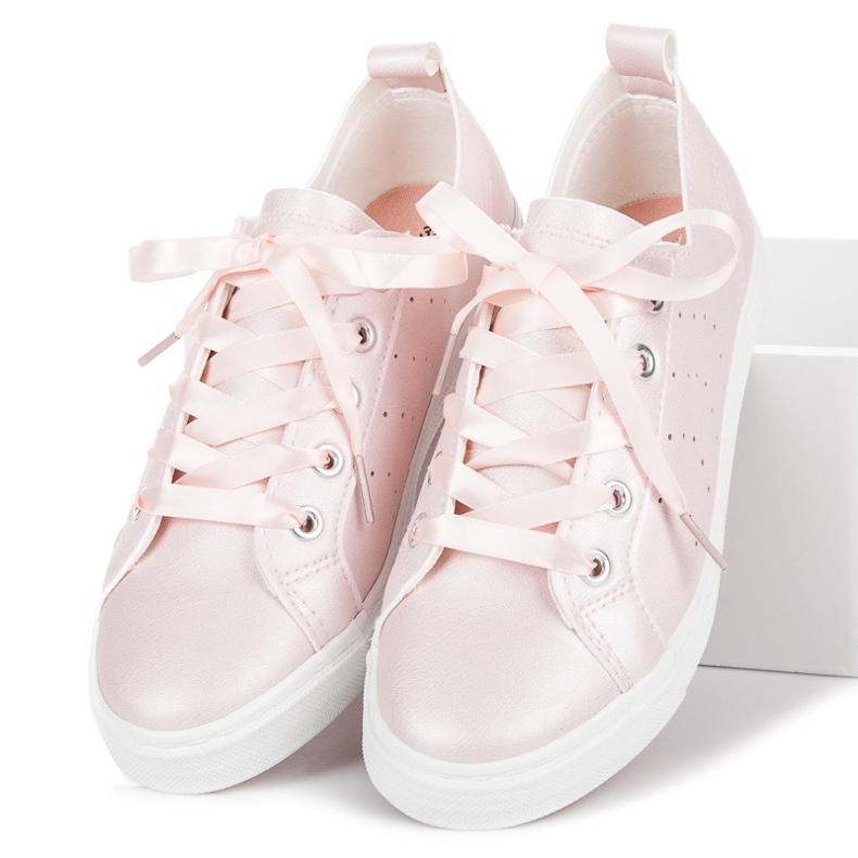 Kylie Rosa sneakers bundet med ett band 1