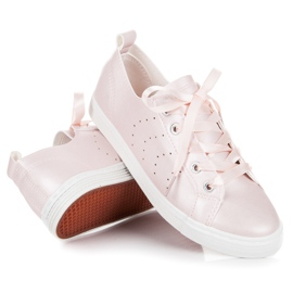 Kylie Rosa sneakers bundet med ett band 2