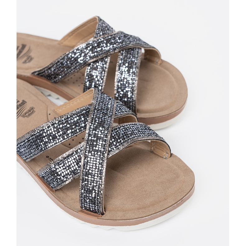 Metalliska kvinnors flip flops på en platt sula silver- 1