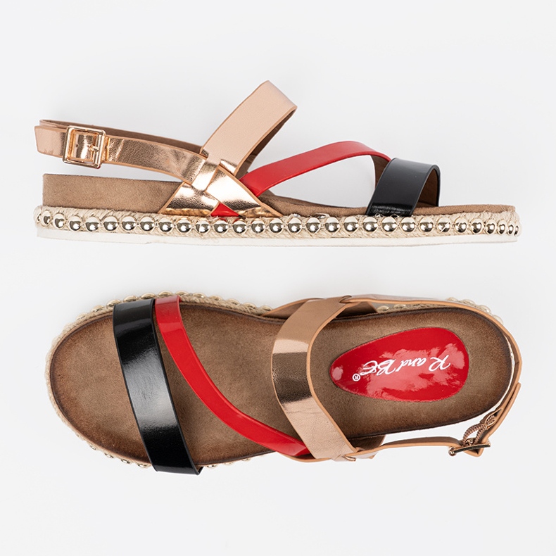 Kvinnors sandaler med en dekorerad sula gyllene 1