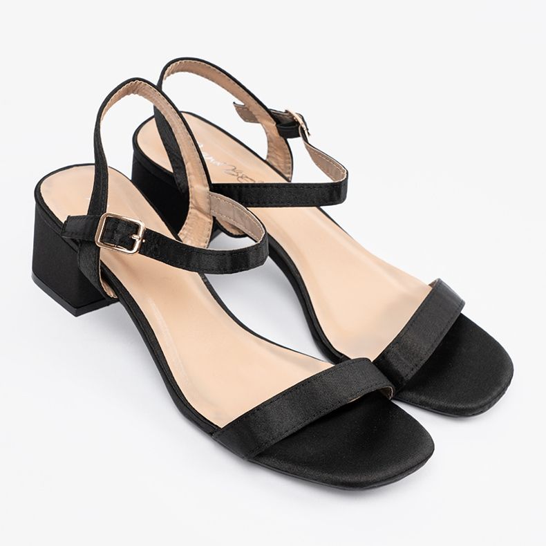 Shelvt Svarta sandaler på stolpen 1