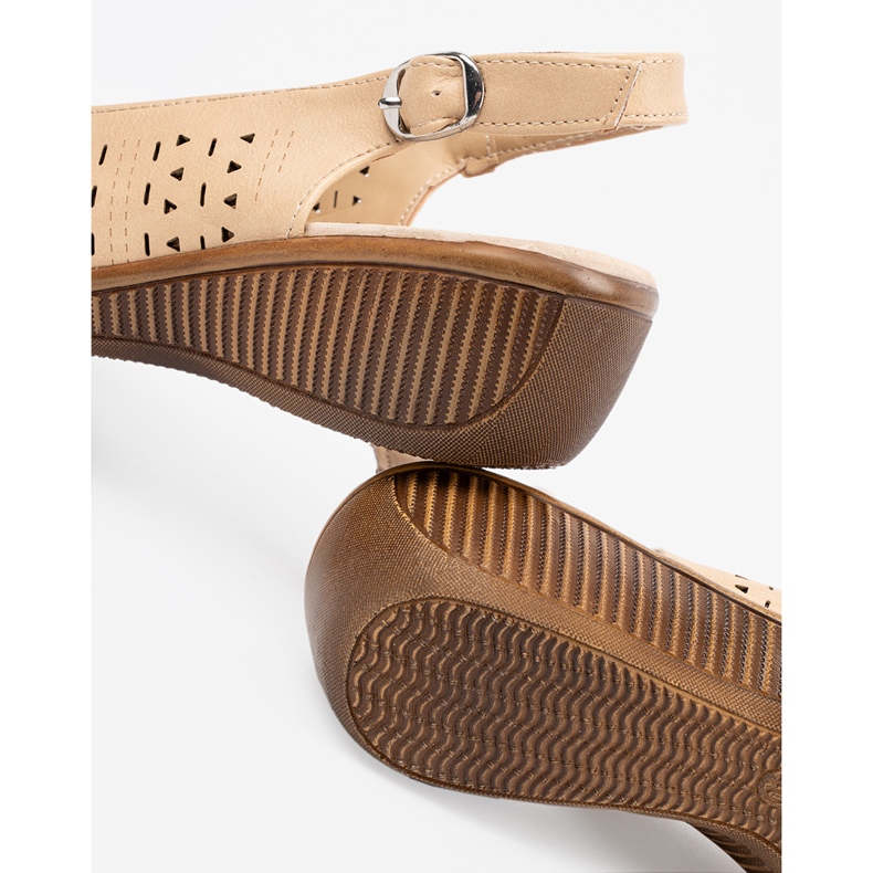 Shelvt Beige genombrutna sandaler med kil 1