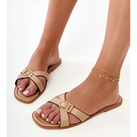 Brun flip -flops med ett dekorativt spänne på bältet 1