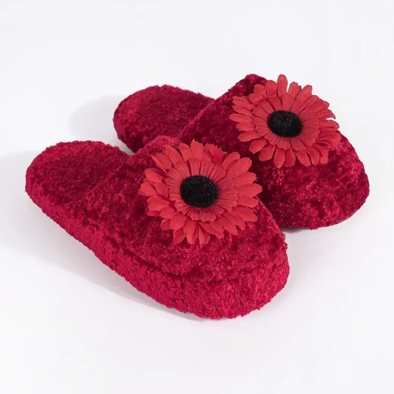 Små röda tofflor med en dekorativ blomma 2