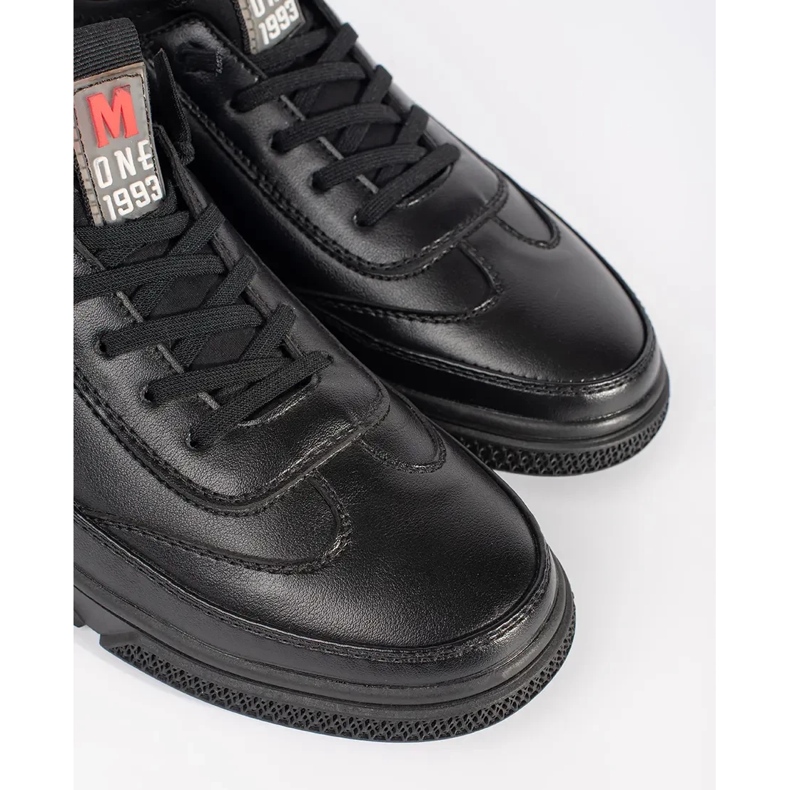 Svarta sportskor isolerade 2