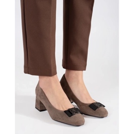 Pumpar på stolpen med en båge brun 2