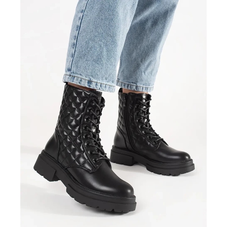 Svarta quiltade arbetare på plattformen 2