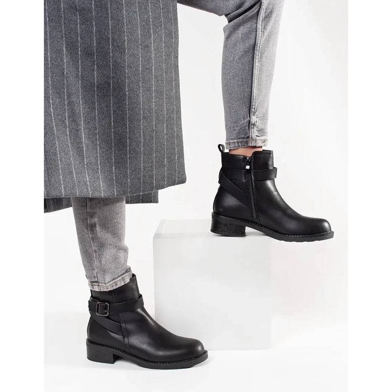 Svart låghelade stövlar dekorerade med remsor 1