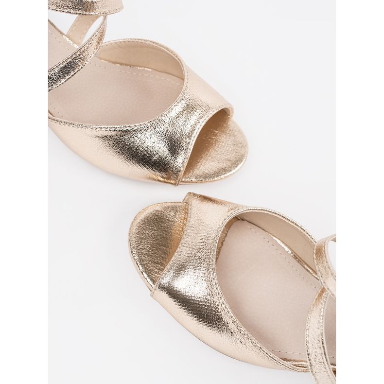 Goodin Guldsandaler på en låg stolpe gyllene 1