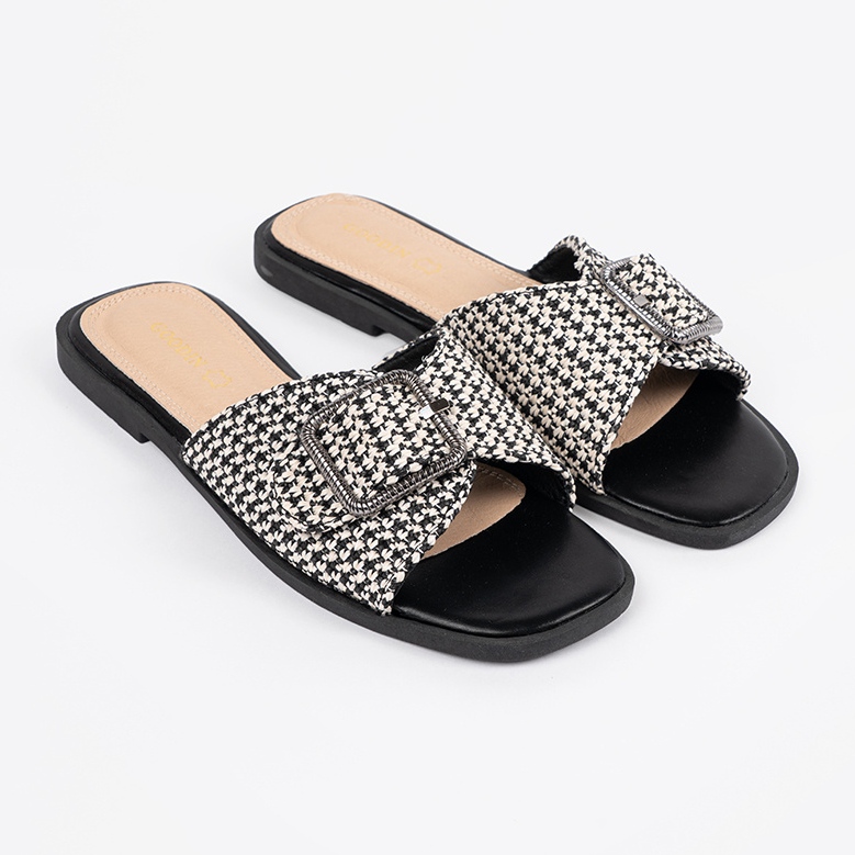 Goodin Tofflor med en svartvit galler med ett spänne 2