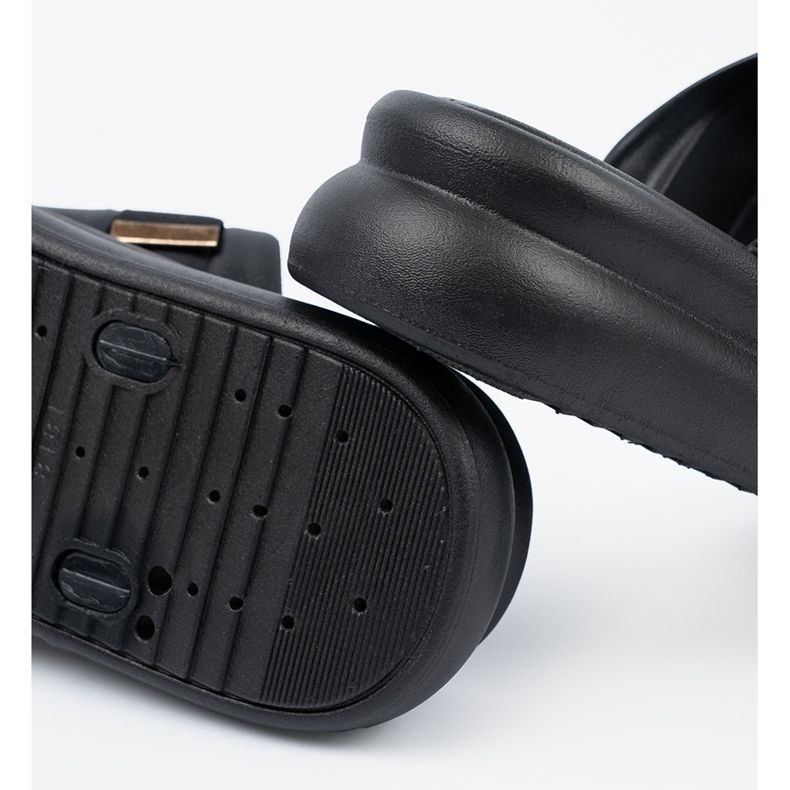 Seastar Tofflor med gyllene spännen på plattformen svart 1