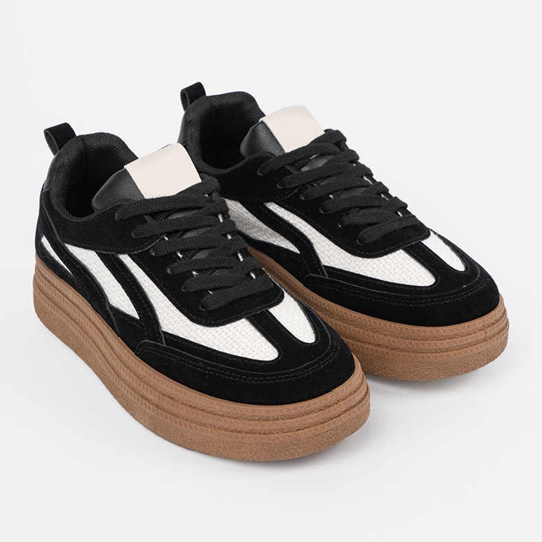 Svarta kvinnors sneakers med vita skär. 2