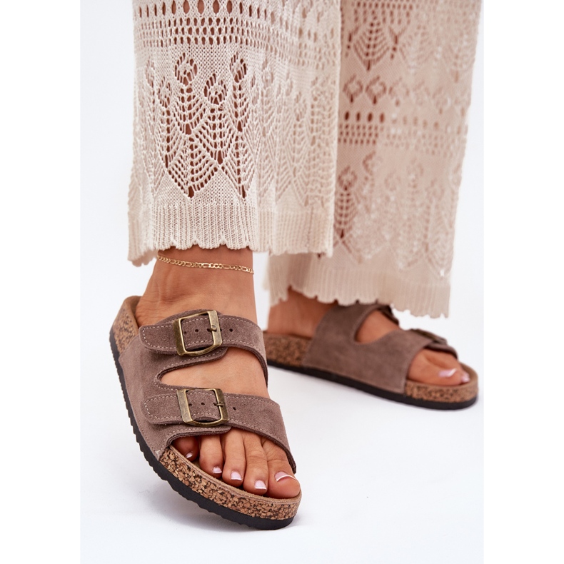 Inna Korksula med en mörkbellied klämmor beige 2