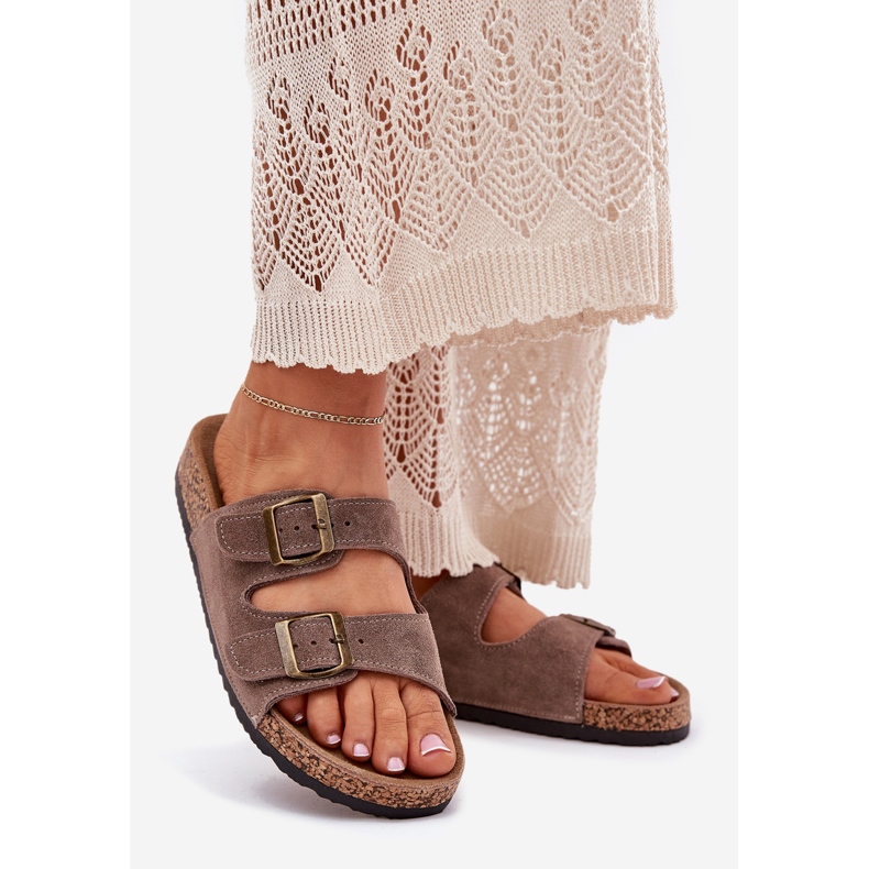 Inna Korksula med en mörkbellied klämmor beige 1