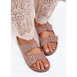 Kvinnors tofflor på en korkplattform med mörka blue spännen beige 2