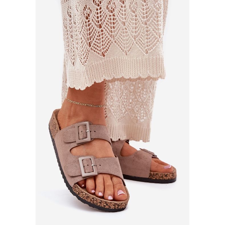 Kvinnors tofflor på en korkplattform med mörka blue spännen beige 1