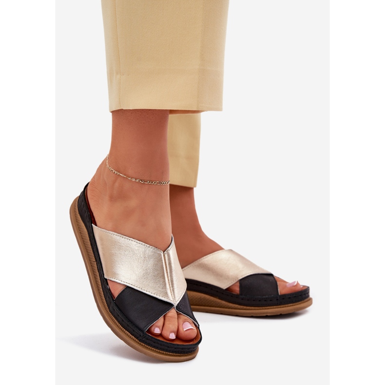 Kvinnors läderflip flops på maciejka L4986-25 Guldsvart plattform 1