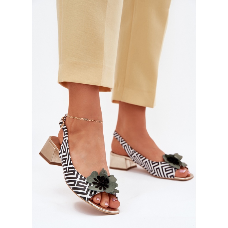 Kvinnors lädersandaler på ett kvarter med en dekorativ blomma Laura Messi 2973 vit och svart 2