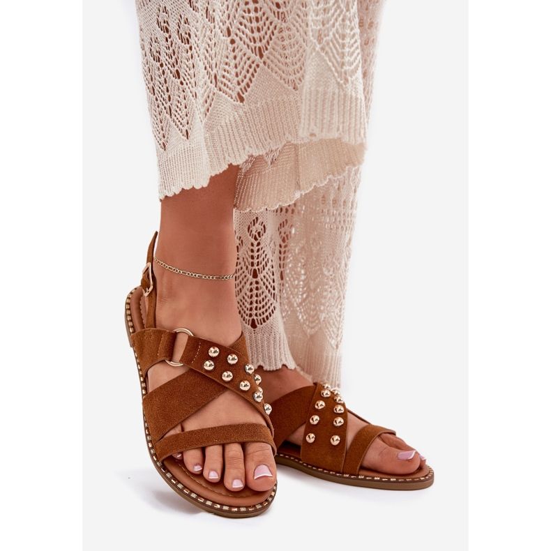 Flat -hanterade kvinnosandaler med Camel Golden Studs brun 1