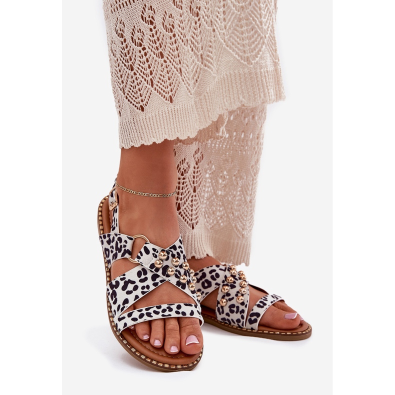 Flat-klackade kvinnosandaler med gyllenvita dubbar 1